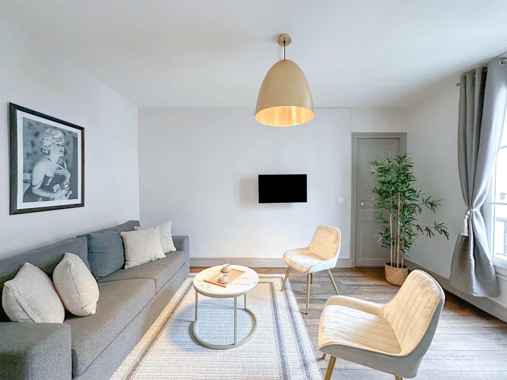 Comfortable Family In Appartement Paris